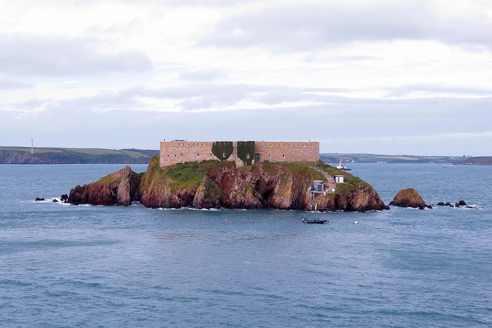 В Британии выставили на продажу остров с личным замком за 3,9 млн долларов. Фото: Erni/Shutterstock/Fotodom