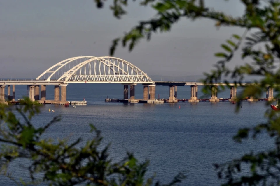 Крымский мост закрыли для движения автотранспорта