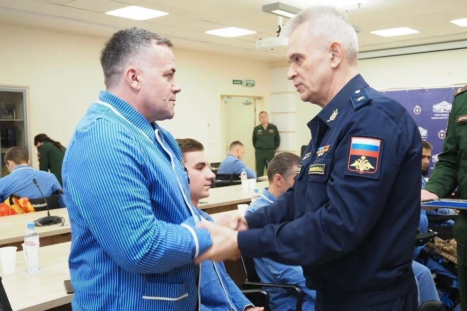 Генерал-майор Игорь Муравляников от имени руководства военного ведомства вручил более 50 отличившимся военнослужащим ордена и медали