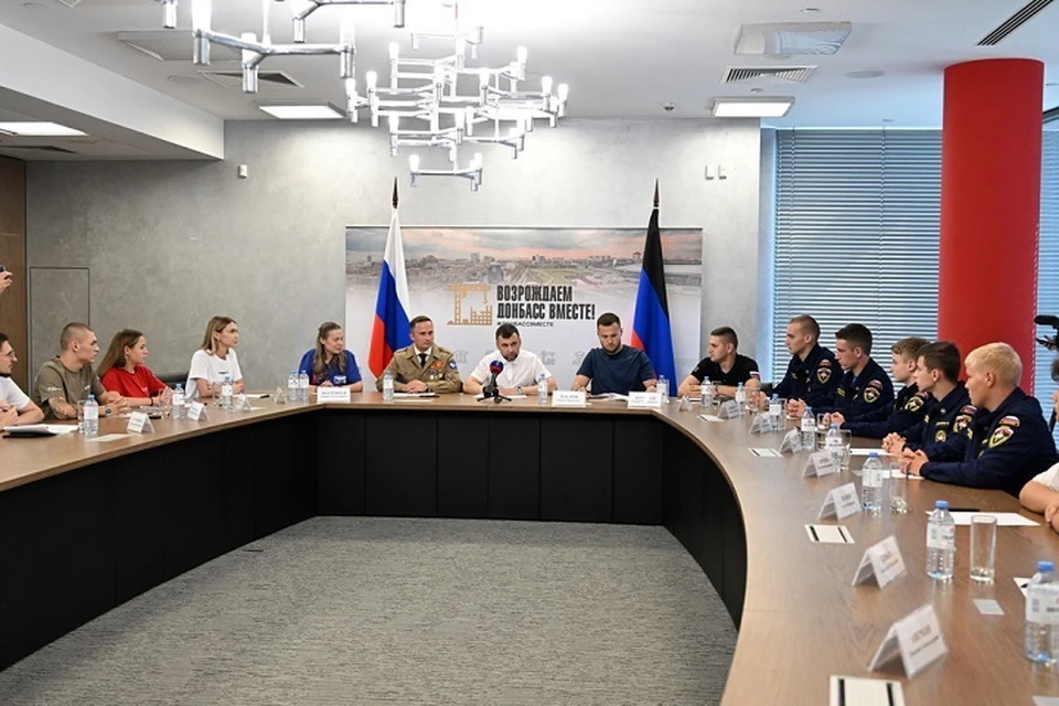Денис Пушилин обсудил с волонтерами меры по обеспечению жителей ДНР водой. Фото: Сайт Главы ДНР