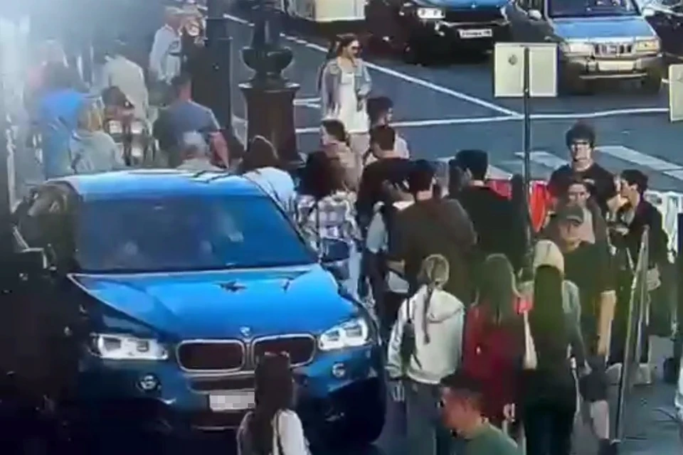 Москвичке пришлось объясняться за езду по тротуару на Невском.