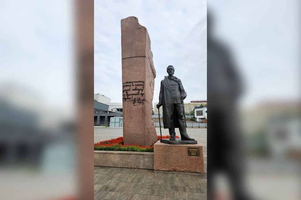 Цитату Антона Чехова вернули на памятник в Красноярске. Фото: мэрия