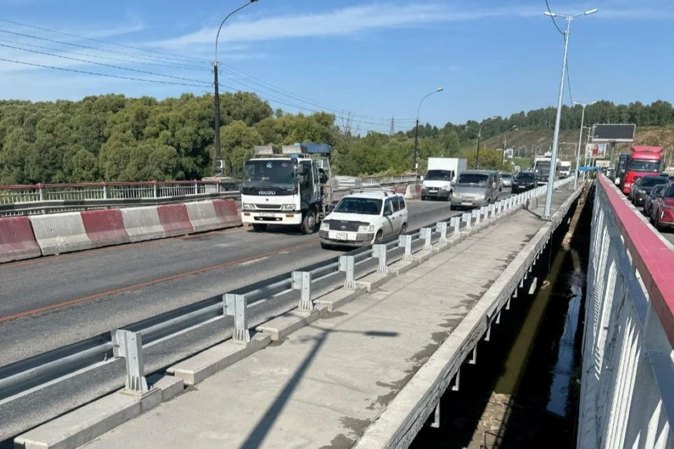 Движение на Бердском шоссе перевели на отремонтированный участок моста. Фото: мэрия Новосибирска.