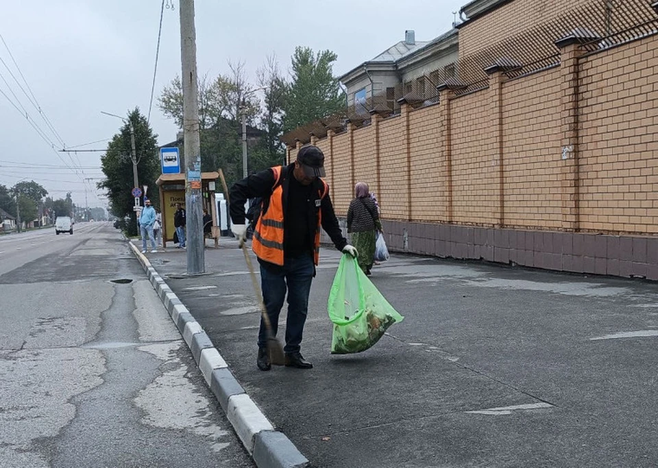 Тульские коммунальщики продолжают убирать город от смета и мусора.