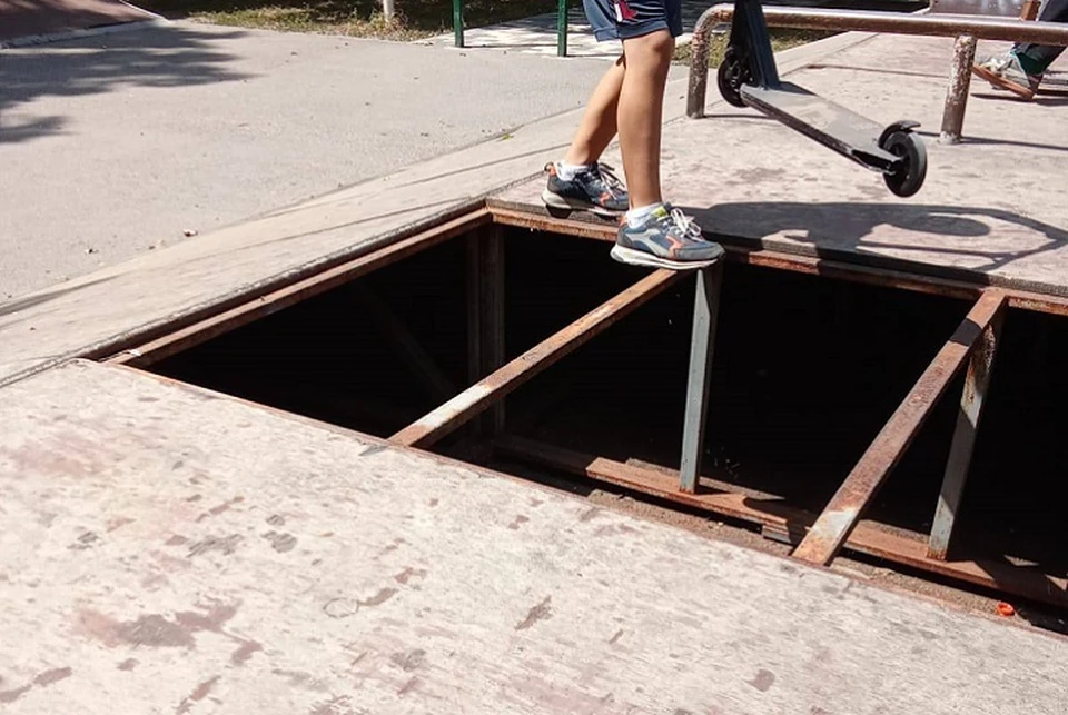Неизвестные вандалы оторвали кусок рампы размером больше чем метр на полтора. Фото: соцсети главы округа.