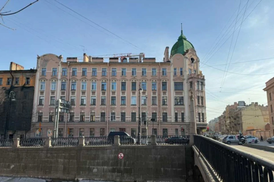 Трехэтажное кирпичное здание представляет собой редкий образец промышленно-жилого комплекса.