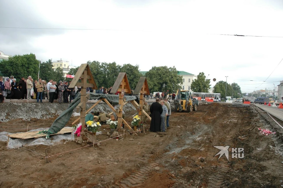 В 2008 году на площади 1905 года обнаружили дореволюционные захоронения. По мнению археологов, тогда удалось поднять не все из них
