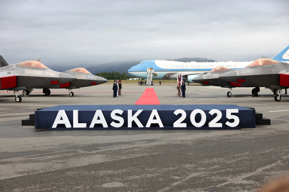 На месте встречи Путина в Анкоридже установили четыре истребителя F-22
