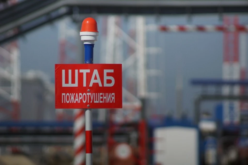 Специалисты устанавливают причину возгорания.