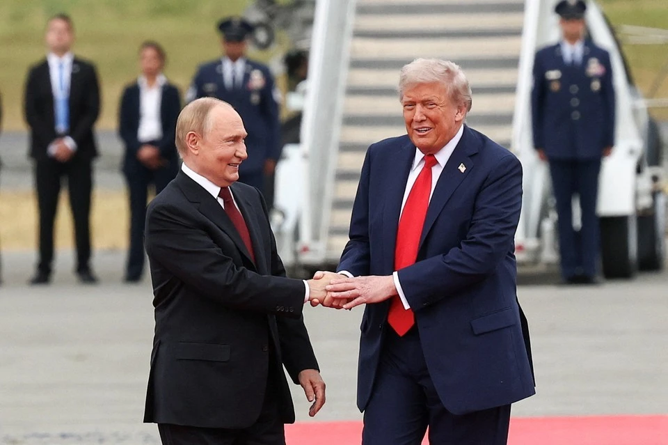 В России объяснили пролет бомбардировщика во время встречи Путина и Трампа на Аляске