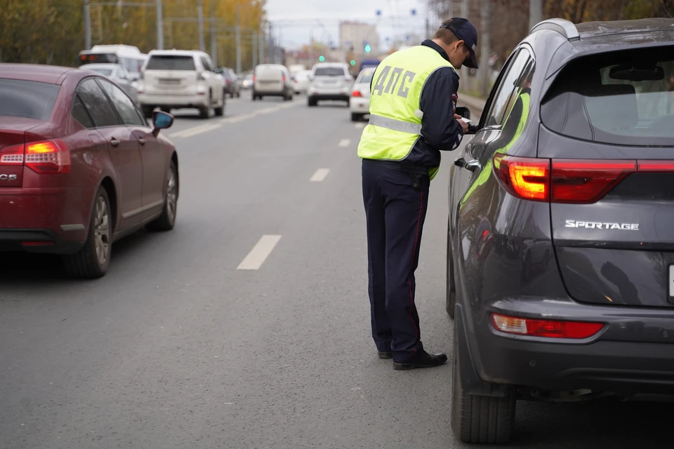 При проверке документов инспектор ДПС без особого труда распознал подделку.