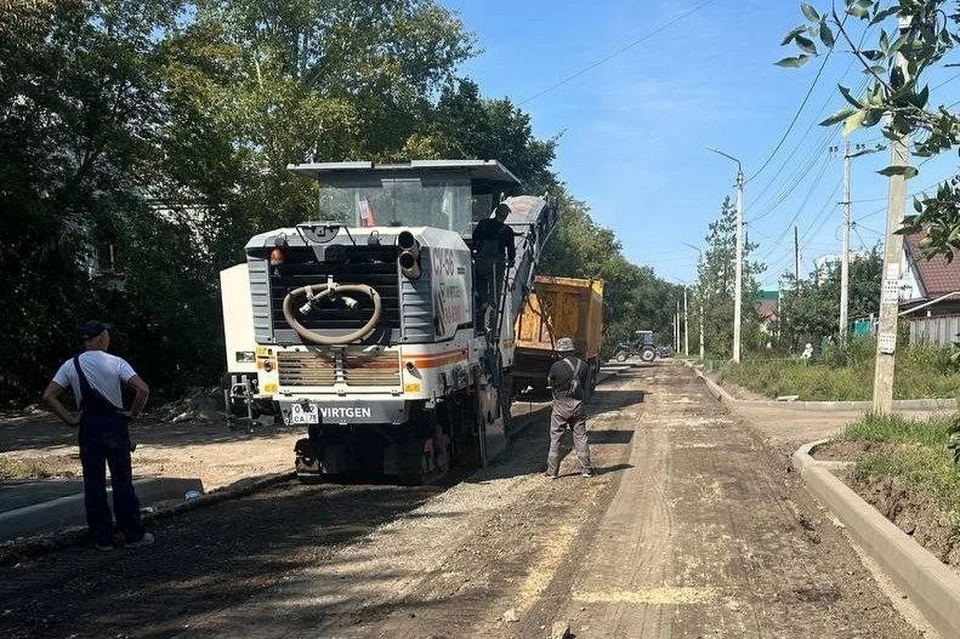 Перед началом работ для безопасности жителей на участках установили временные дорожные знаки