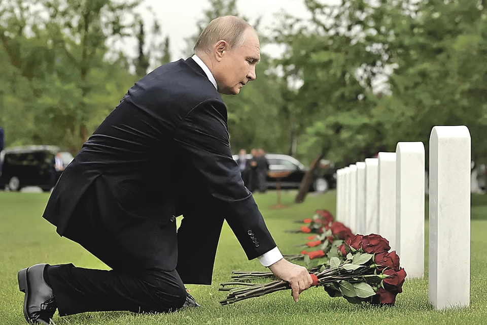 Путин не мог улететь с Аляски, не возложив цветы к могилам советских летчиков, перегонявших в годы Великой Отечественной самолеты из США в СССР. Фото: Sputnik/Gavriil Grigorov/Pool/via REUTERS