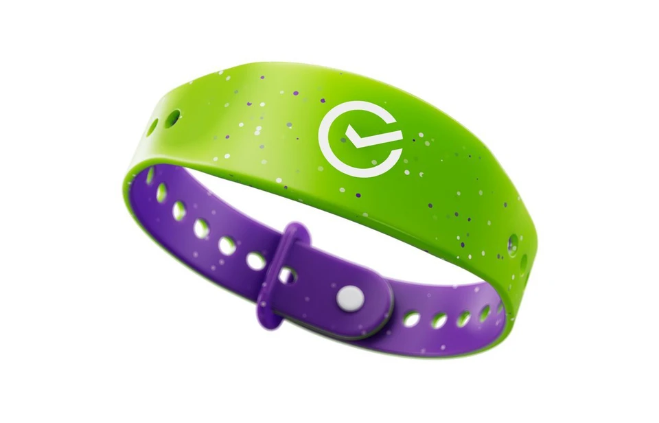 Детские платежные браслеты будут выпускать в зеленом и фиолетовом цветах / Фото: пресс-служба Сбербанка