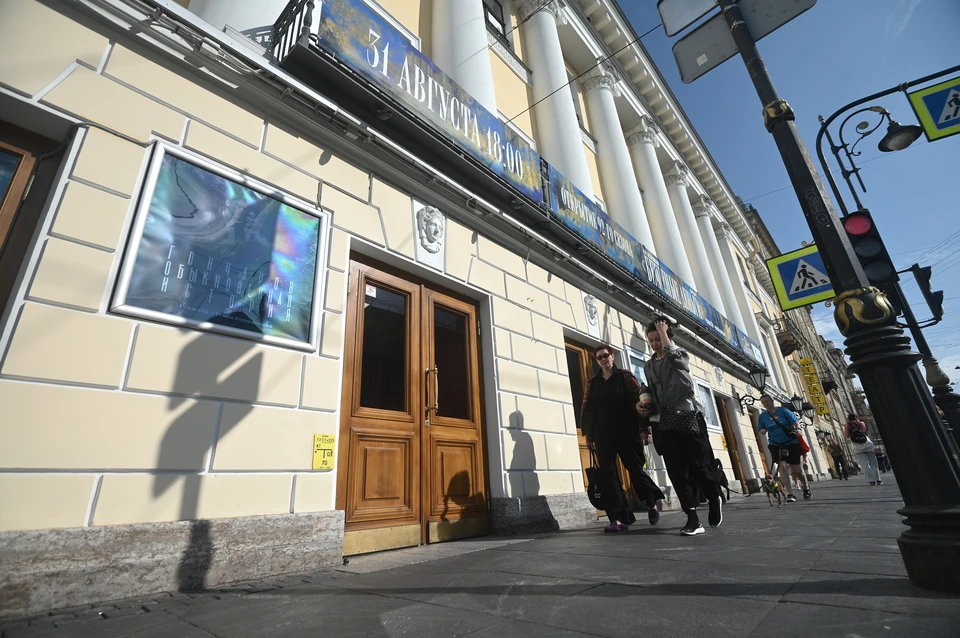 Для убедительности они создают фейковые аккаунты, похожие на аккаунт театра.