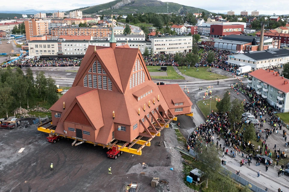 Церковь движется со скоростью полкилометра в час