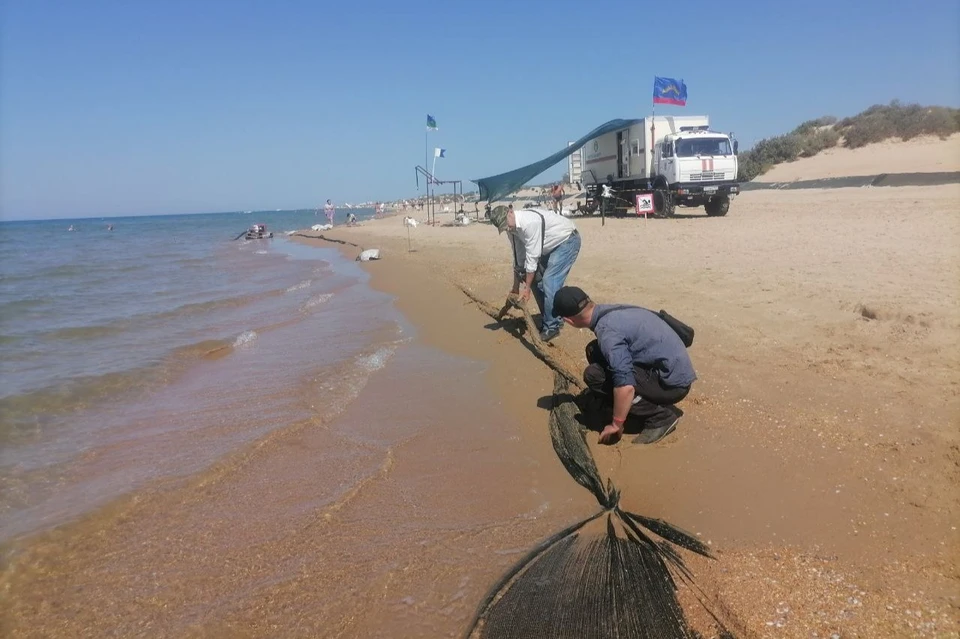Команда из Тихорецкого района поправляет защитные сети у кромки воды Фото: оперативный штаб Краснодарского края