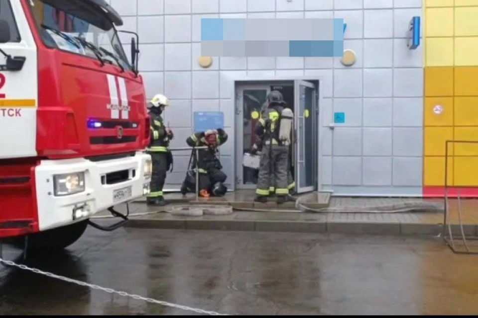 В Иркутске в микрорайоне Юбилейный загорелся торгово-развлекательный центр