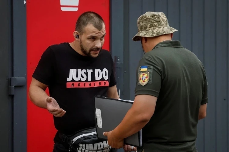 Киевский режим превращает детей в потенциальных фашистов: они играют в ТЦК и насильные задержания уклонистов