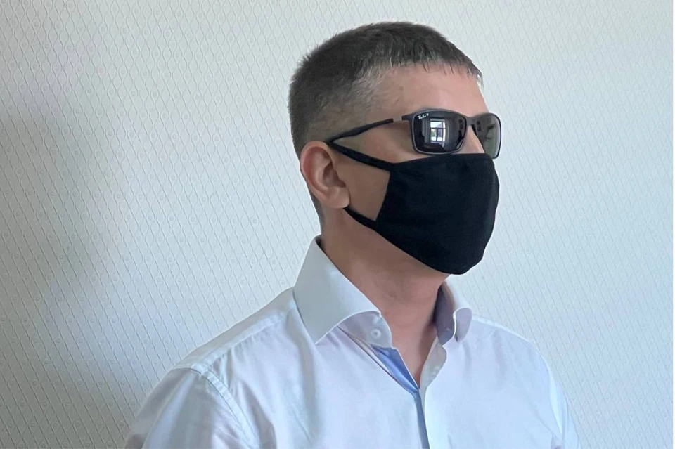 На приговор Александр Умеров пришел, натянув на лицо маску и надев солнцезащитные очки.