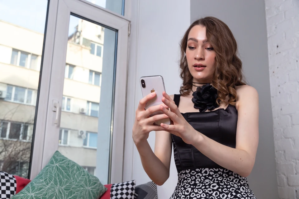 Для убедительности в роликах монтируют поддельные интерфейсы и логотипы.