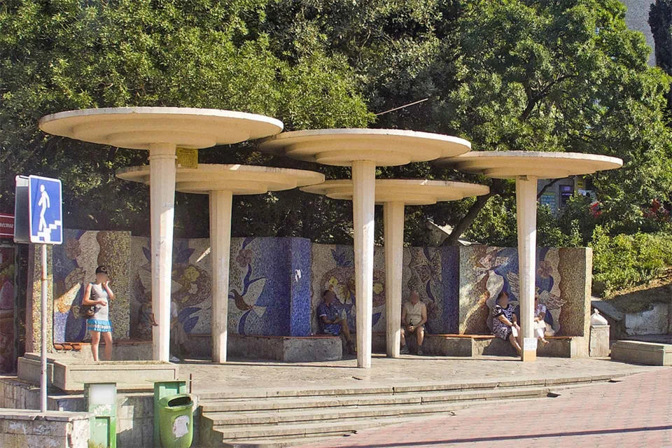 Остановка "Дружба" в Массандре осталась лишь на фото. С ее уничтожения началась борьба за сохранение мозаик. Фото: Фотопроект «Крымская остановка»