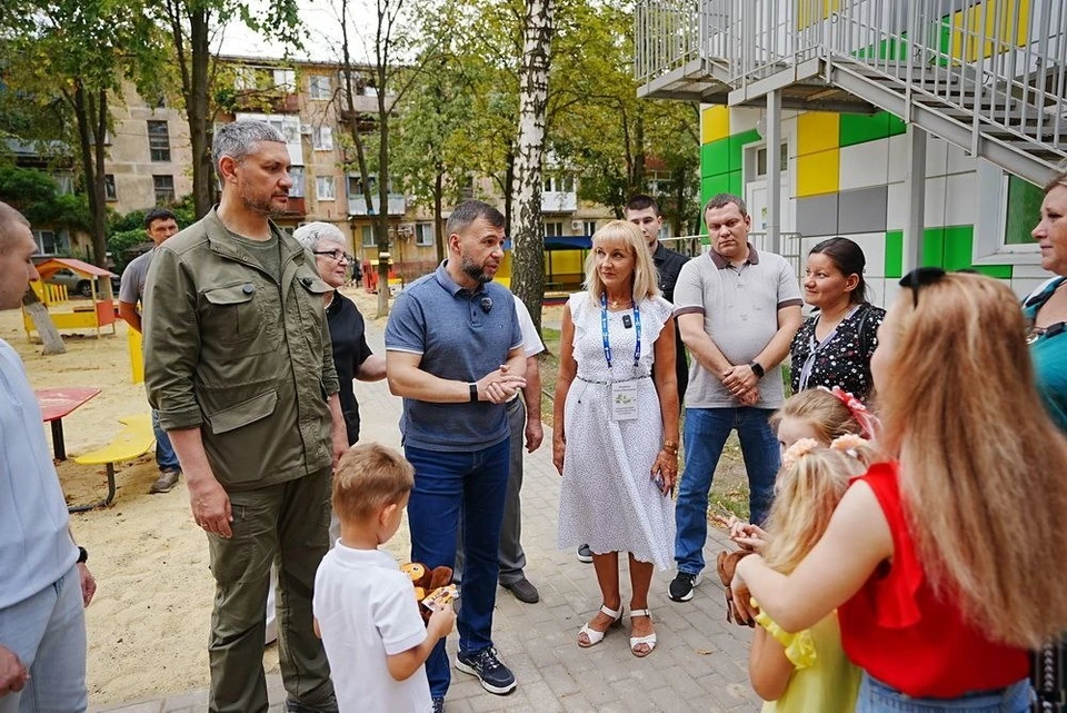 Во время визита Пушилин и Осипов пообщались с детками, которые с нетерпением ждут возвращения в обновленный детский сад. Фото: t.me/PushilinDenis