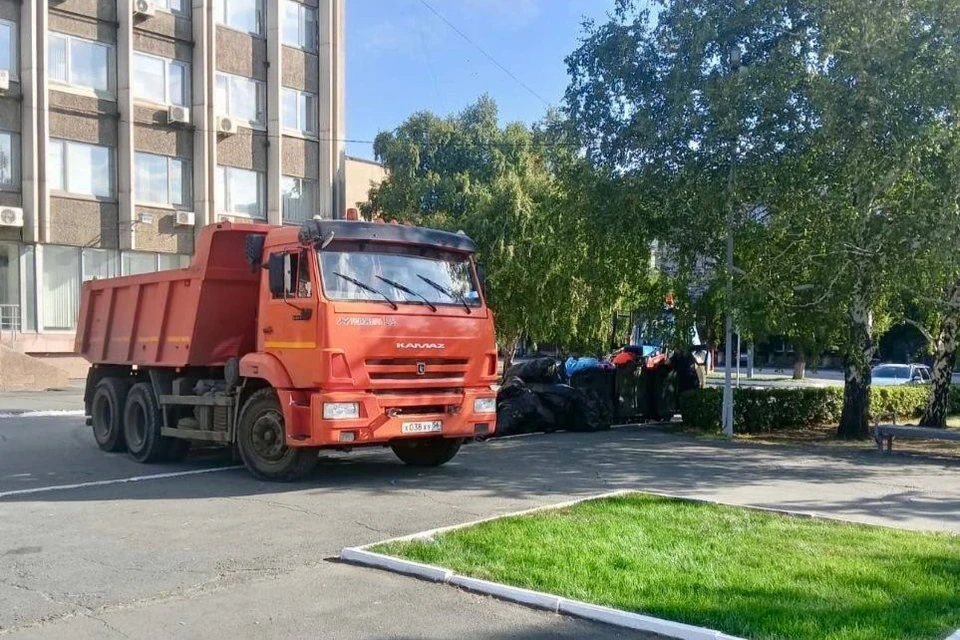 Утром в воскресенье рабочие собрали мусор и навели порядок на центральной площади города