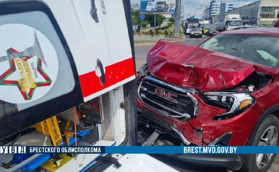 Автомобиль скорой попал в ДТП в Бресте. Фото: УВД Брестского облисполкома.