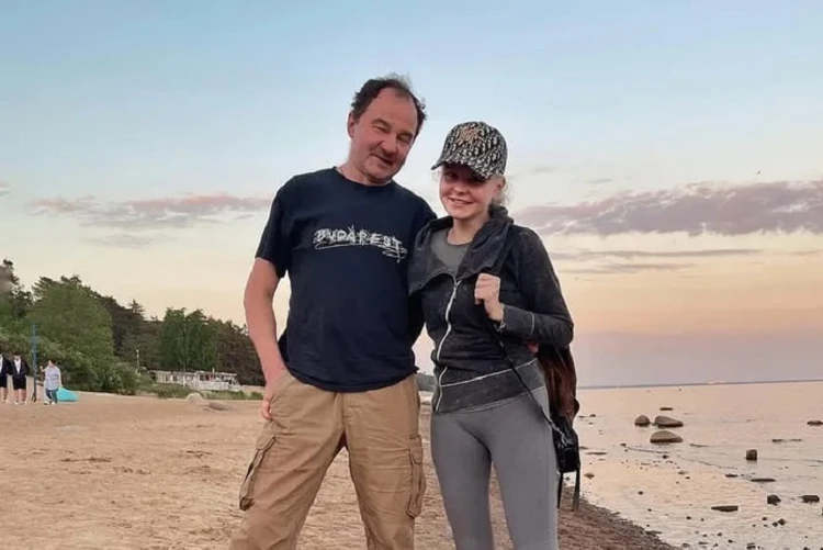 Алиса Вокс погасила долги и купила отцу новый дом в Петербурге за 11 млн рублей