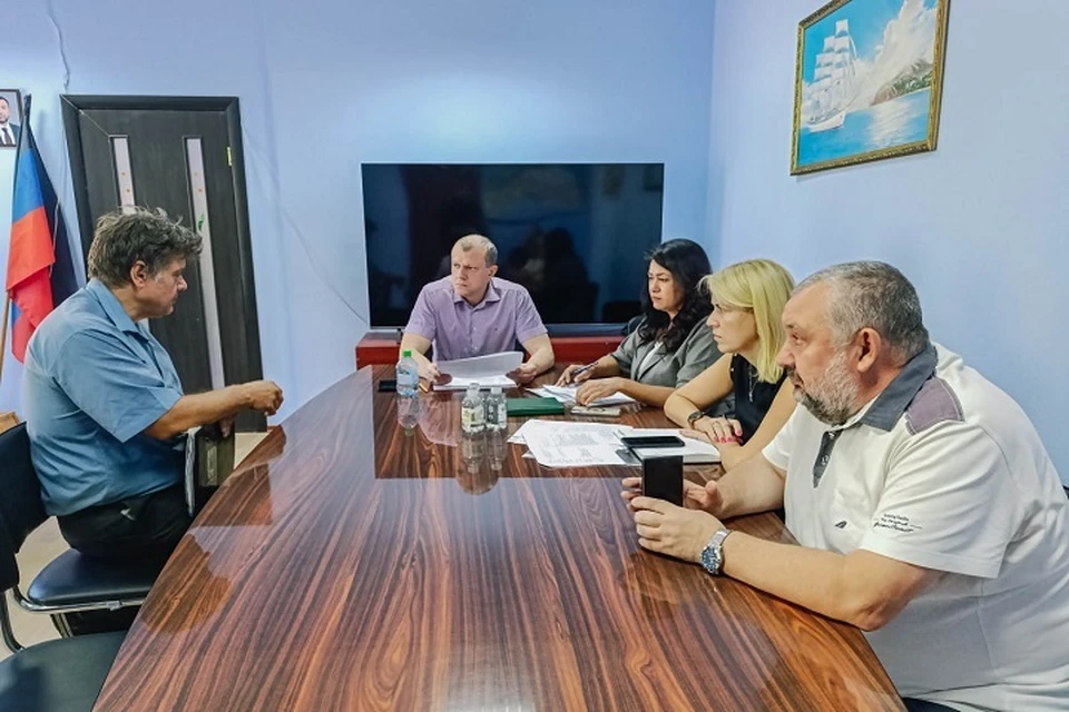 В Мариуполе обсудили вопросы компенсационного жилья и благоустройства района. Фото: ТГ/Кольцов