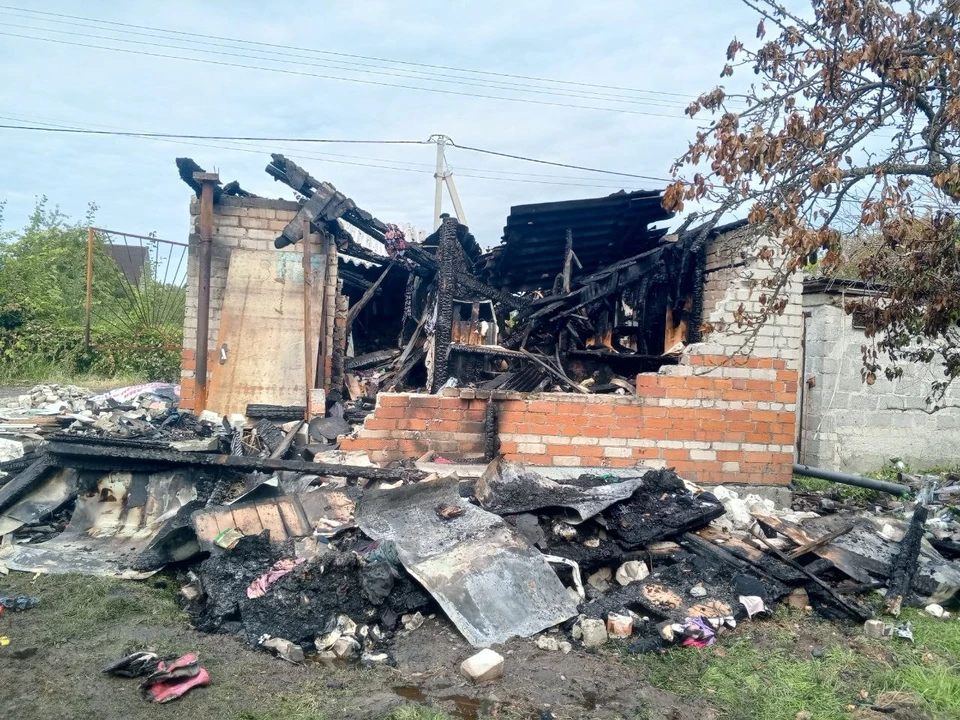 Огонь оставил от жилища только кирпичные стены. Фото Светланы Головчанской.