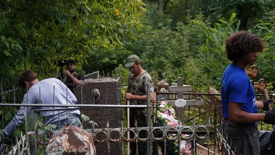 В рамках акции было приведено в порядок захоронение Степана Жестакова и его супруги. Фото: самарское реготделение партии «Единая Россия»