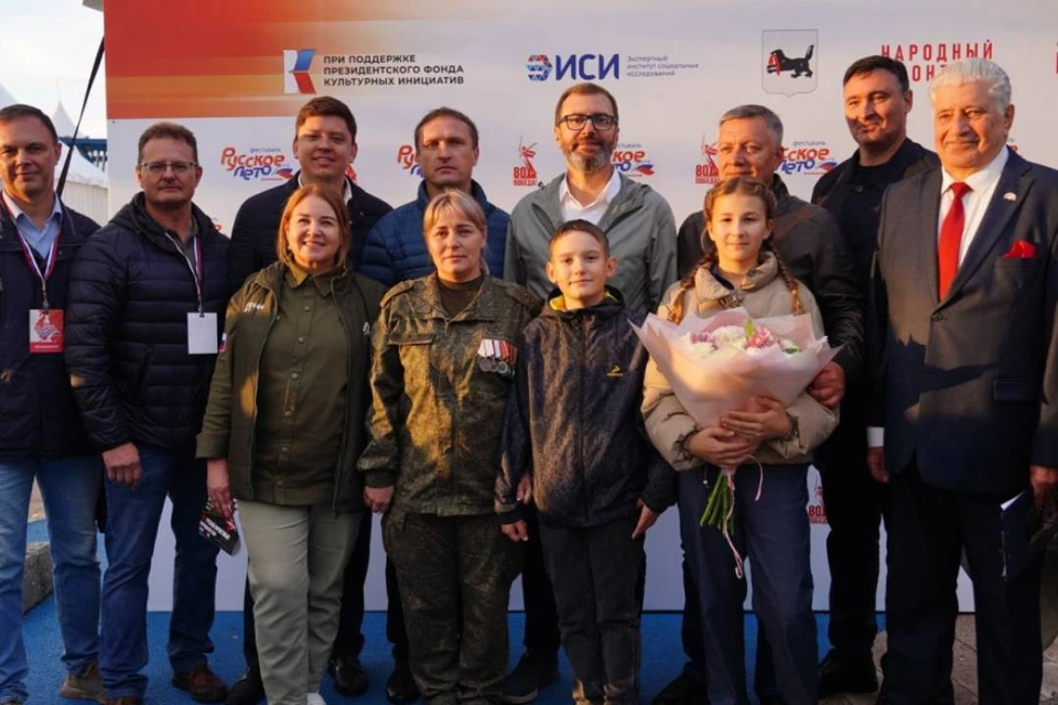 На прошедшем в Иркутске фестивале «Русское лето. ZaРоссию» состоялся аукцион, во время которого собирались средства для благотворительного фонда «Народный фронт. Все для Победы».