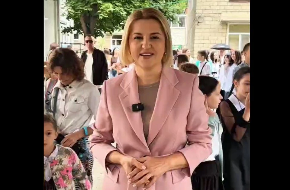 Ирина Влах посетила школьную линейку в лицеи Юрия Хармелина. Фото:скриншот видео