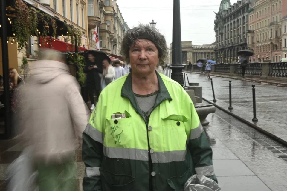 Ирина Михайловна работает на оживленных улицах в центре. Ее стаж уже больше 30 лет.