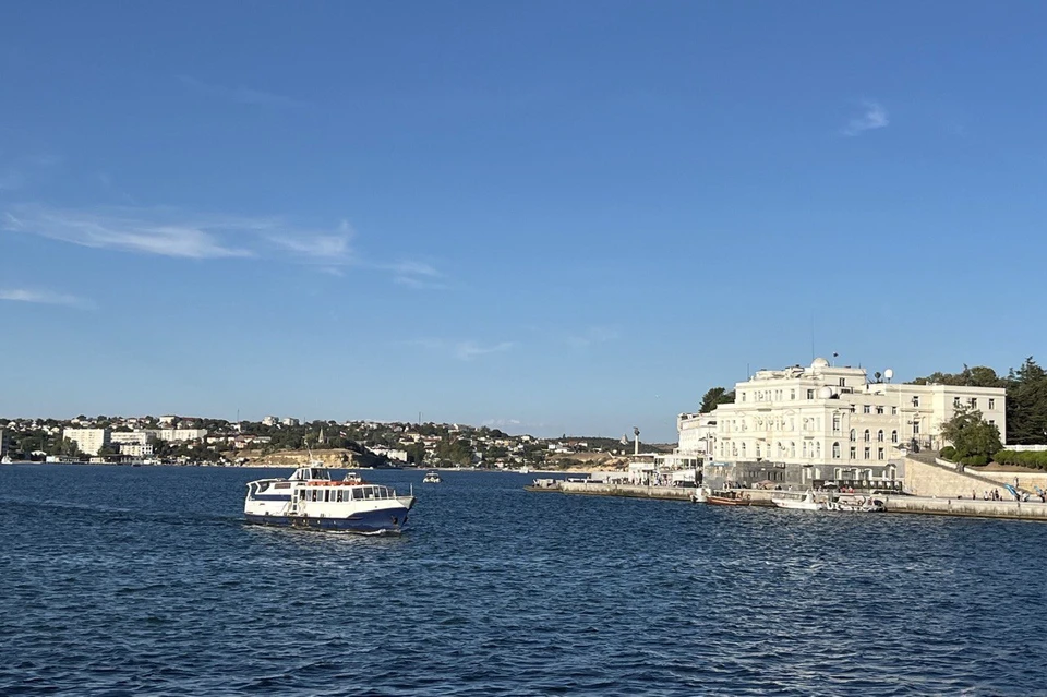 Температура морской воды у берегов Севастополя составляет +23 градуса.