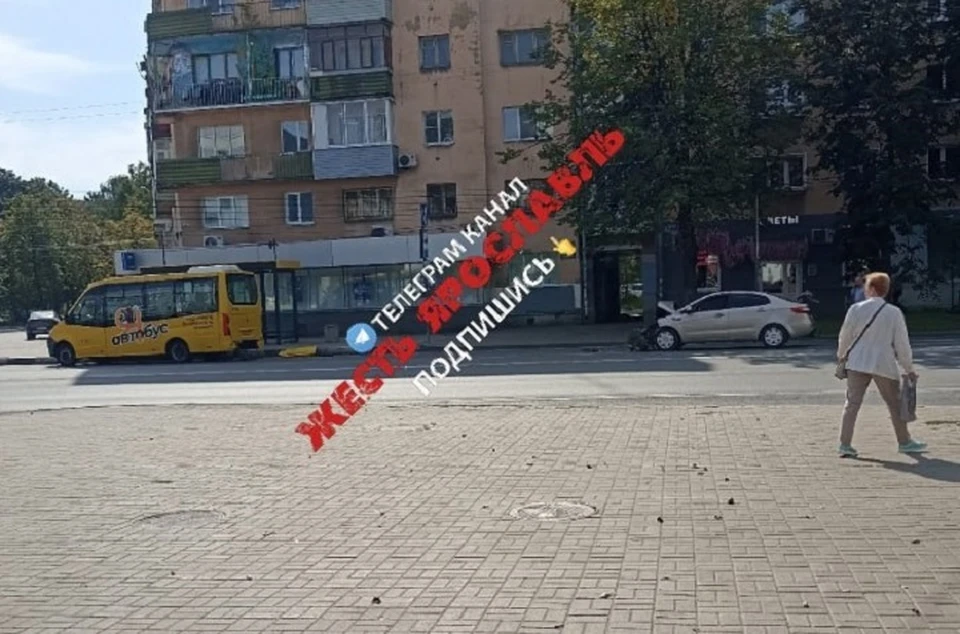 В Ярославле водитель ударил сотрудника ДПС. ФОТО: телеграм-канал "Жесть Ярославль"