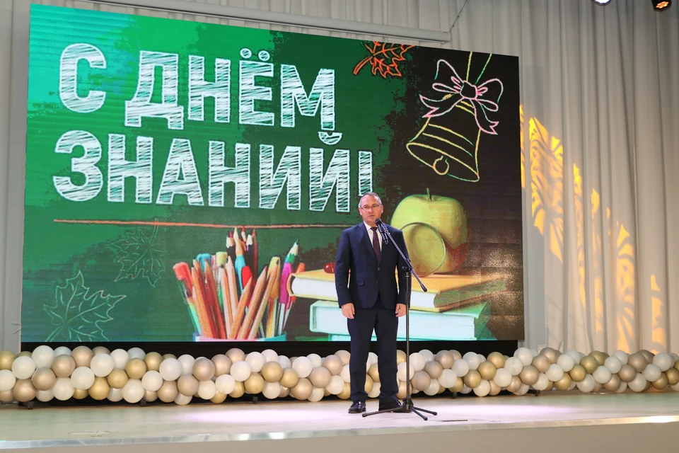 Евгений Чинцов посетил торжественные линейки в нижегородских школах. ФОТО: Дума Нижнего Новгорода.