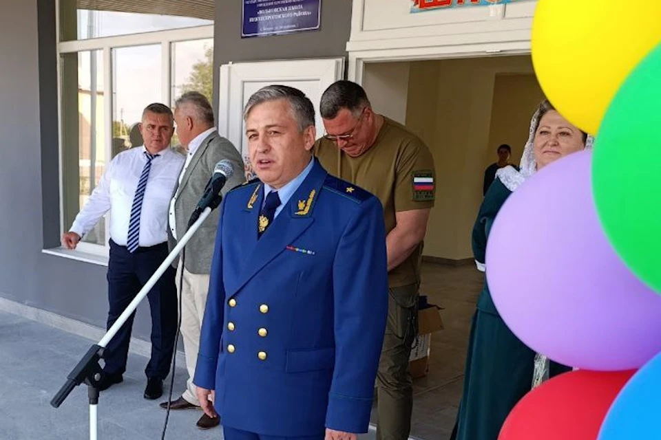 Прокурор Андрей Петров пожелал школьникам высоких оценок Фото: прокуратура ХО