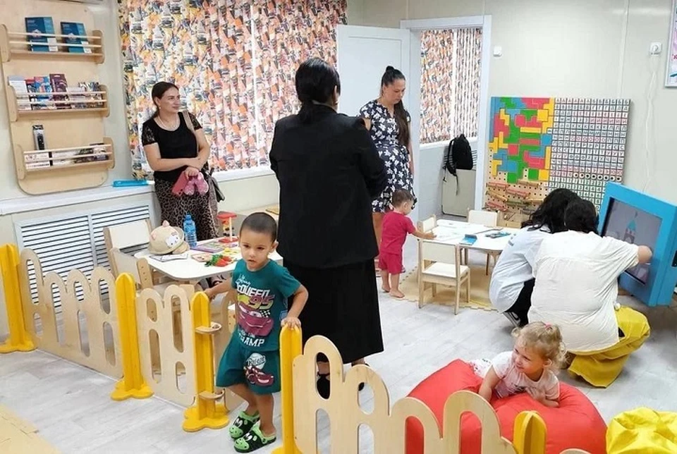 В 2025 году новой мерой поддержки планируется охватить 246 семей. Фото: пресс-служба краевого министерства образования