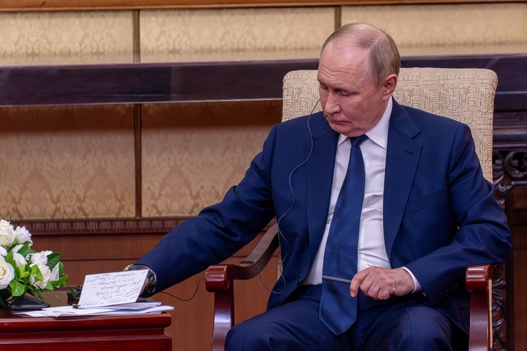Опубликовано фото шпаргалок Путина на встрече с Фицо в Китае