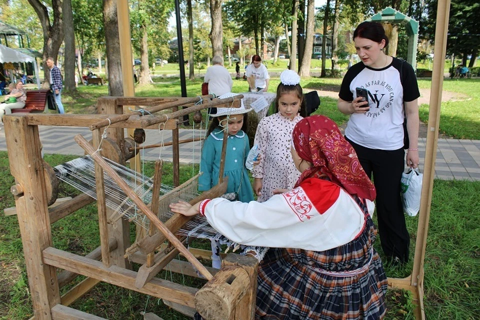 В горсаду стоял настоящий ткацкий станок с настоящей ткачихой. Фото: администрация Вышневолоцкого округа