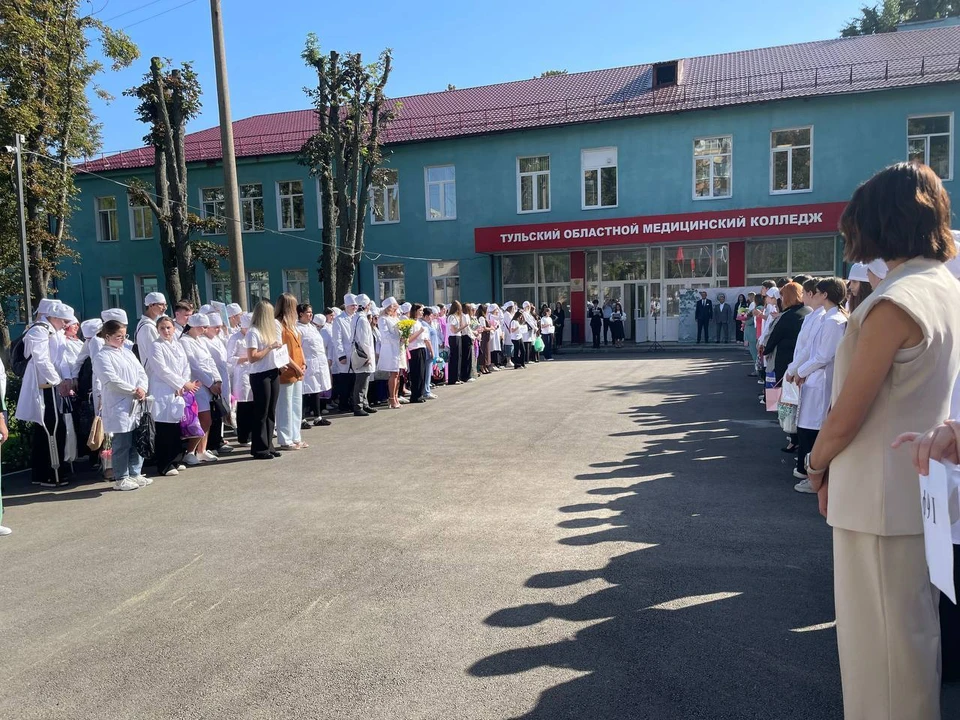 1 сентября 2025 года. Торжественная линейка в Тульском областном медицинском колледже.