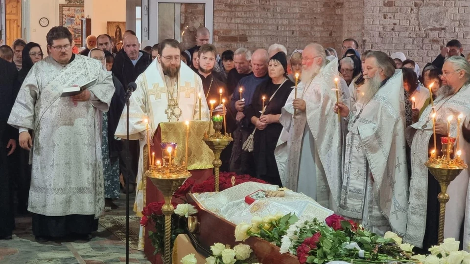 По благословению митрополита Рязанского и Михайловского Марка, литургию иерейским чином и отпевание возглавил митрополит Саратовский и Вольский Игнатий. Фото: Рязанская епархия.