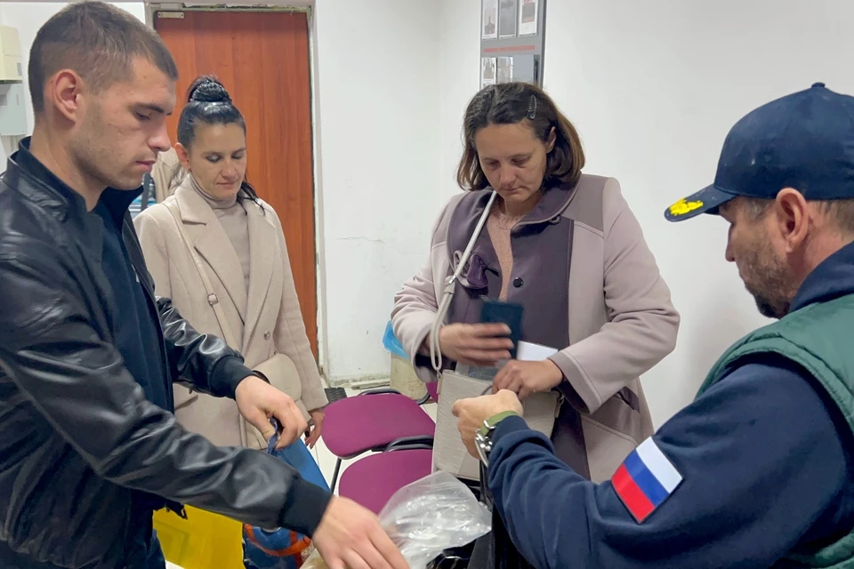 15 475 прибывших украинцев воспользовались авиатранспортом, 705 человек въехали в Россию на автомобиле, 45 — в пешем порядке