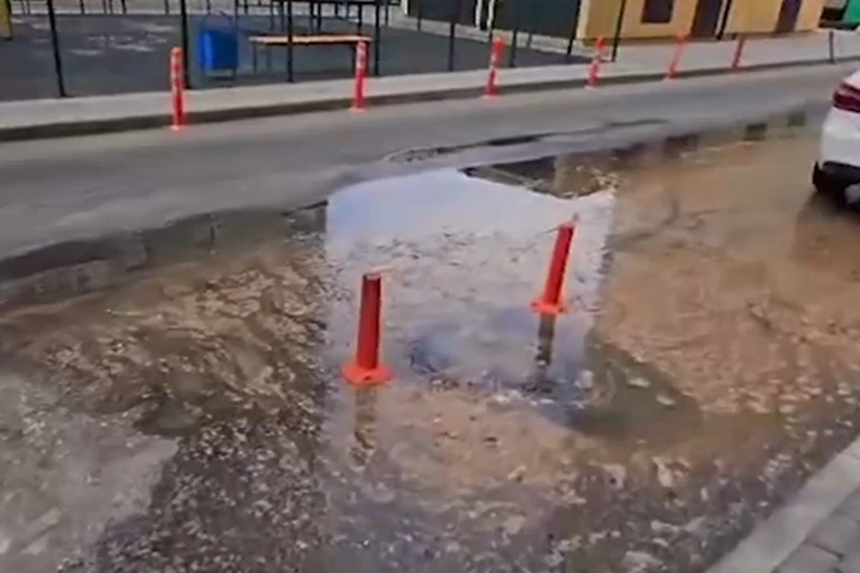 Лужа во дворе не просыхает