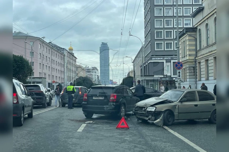 На перекрестке Малышева и Вайнера произошло массовое ДТП