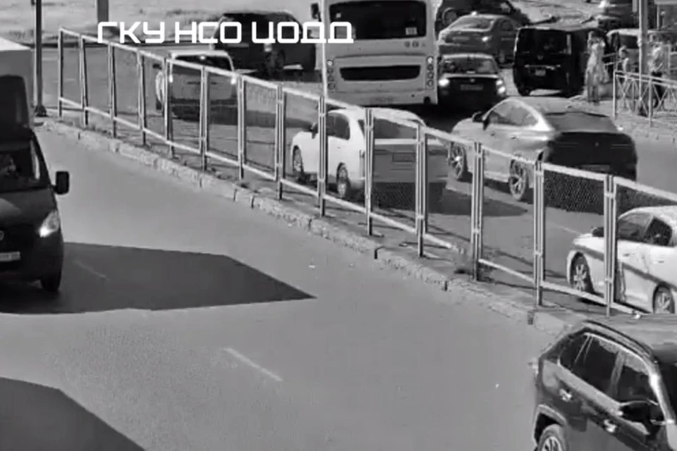 ДТП произошло днем 5 сентября при въезде на кольцевую развязку. Фото: стоп-кадр из видео пресс-службы ГКУ Центра организации дорожного движения Новосибирской области.