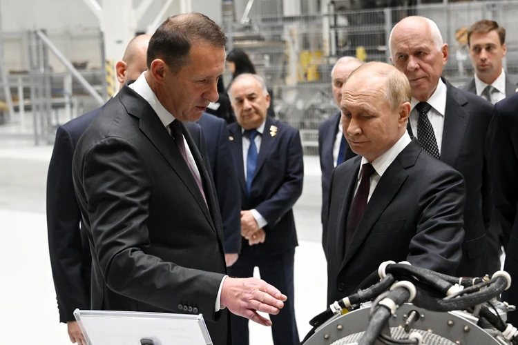 Владимир Путин после насыщенного турне по Дальнему Востоку прилетел в Самару: главное с совещания по двигателестроению